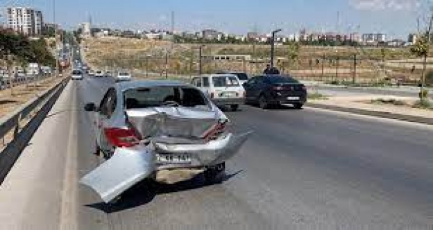 16 araç birbirine girdi: 1’i polis 2 kişi yaralandı