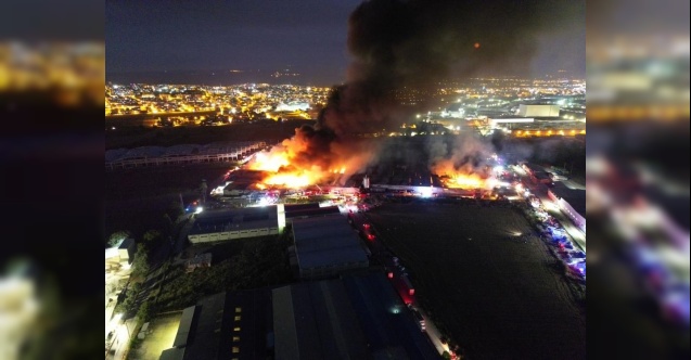 Bursa’da 10 fabrikaya sıçrayan yangın gece havadan görüntülendi