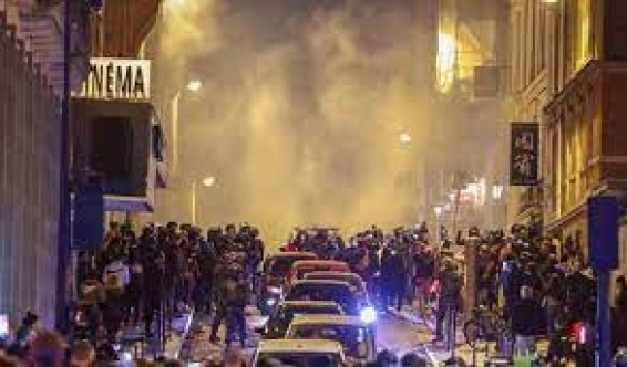 Fransa’da 5 polis bir protestocunun ölümü nedeniyle gözaltına alındı