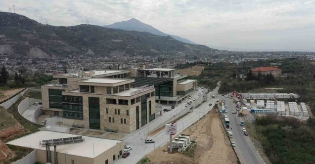 Depremde hasar görmeyen Samandağ Devlet Hastanesi hizmet vermeye devam ediyor