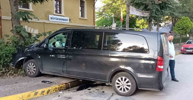 Turistleri taşıyan minibüs ağaca çarptı: 6 yaralı