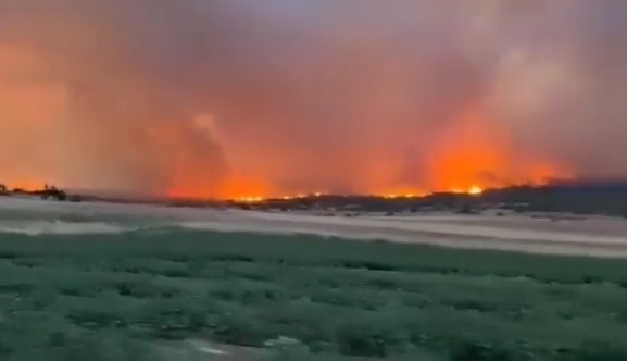 Komşudaki yangın rüzgarın etkisiyle yayılmaya devam ediyor