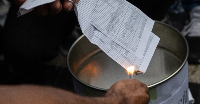 Maaş bordrolarını yakıp zam istediler