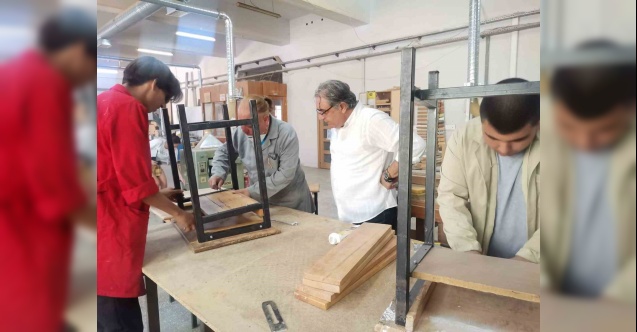 Okul sıralarının bakımı gönüllü öğretmen ve öğrencilere emanet