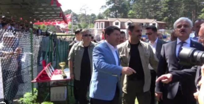 Adalet Bakanı Yılmaz Tunç, Gerede’de yağlı güreşleri izledi