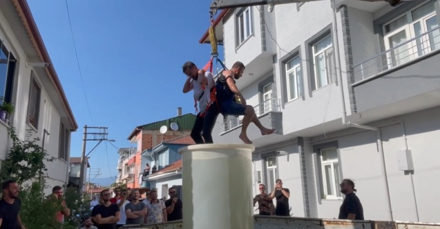 İznik’te ilginç gelenek: Damadı vinçe astılar