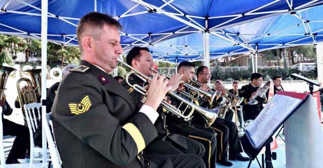 Askeri bando coşturdu