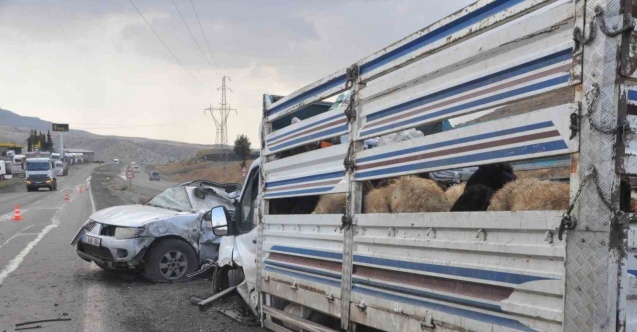 Kaza yapan sürücüyü kurtarmaya çalışırken ezilmekten son anda kurtuldular