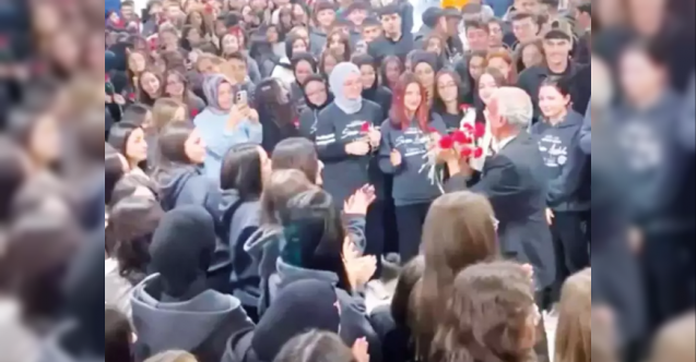 Sadettin Öğretmen’i böyle uğurladılar... 44 yıla sevgi seli