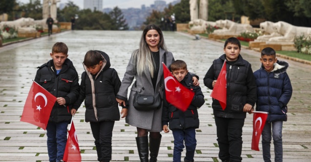 Ata'ya saygı nöbetini canlandıran öğrenciler Anıtkabir'de
