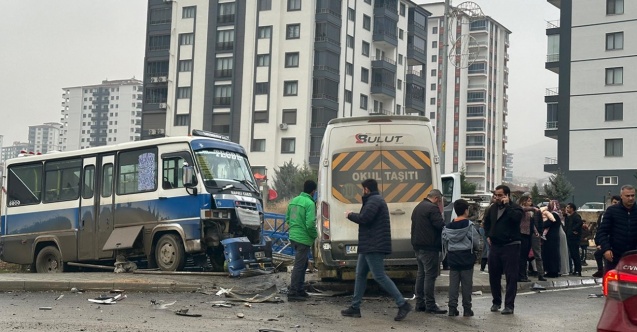 Öğrenci servisi ile yolcu minibüsü çarpıştı