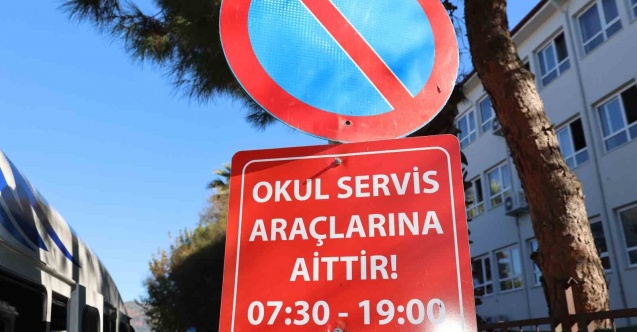 Okul servislerinin yerine park eden özel araçlar, servis şoförlerini zora sokuyor