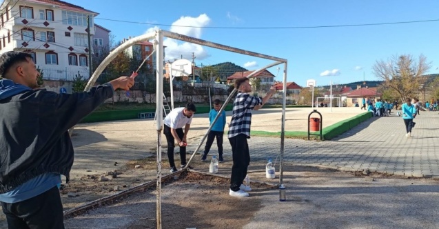 Üniversite öğrencileri köy okulunu boyayarak renklendirdi