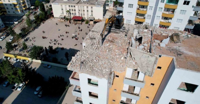 Okulun Hemen Yanındaki Binada Yıkım Çalışması Öğrencileri Korkuttu