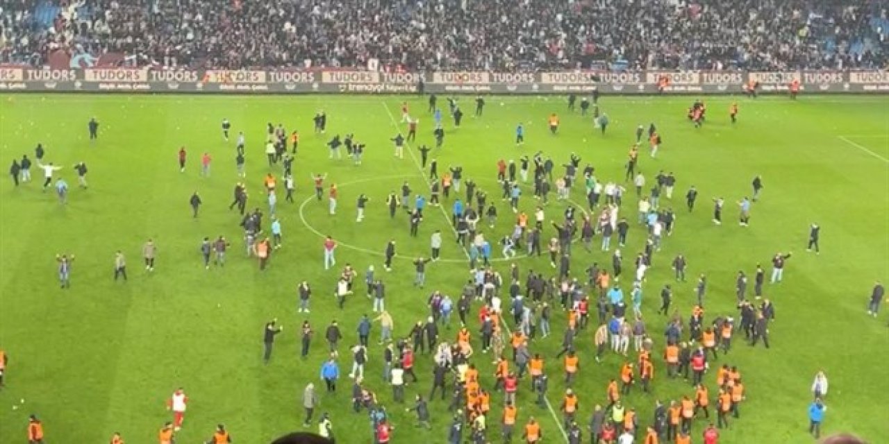 Trabzonspor-Fenerbahçe maçında sahaya giren 5 taraftar tutuklandı
