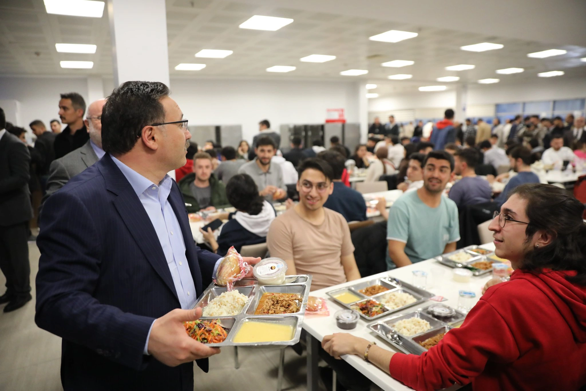 Kayseri Valisi Gökmen Çiçek 80 İlin Valisine Örnek Olmalıdır;Öğrencilerle iftar ve samimiyet…