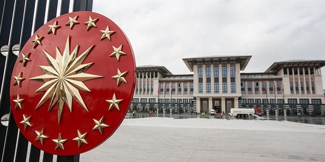 Kamuda çalışan işçi muhtar seçilirse istifa etmeli mi?