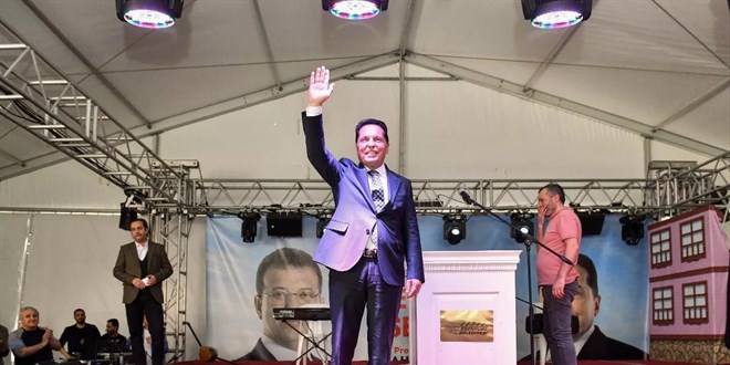 CHP'li Belediye Başkanı, zaferi DEM'le kutladı