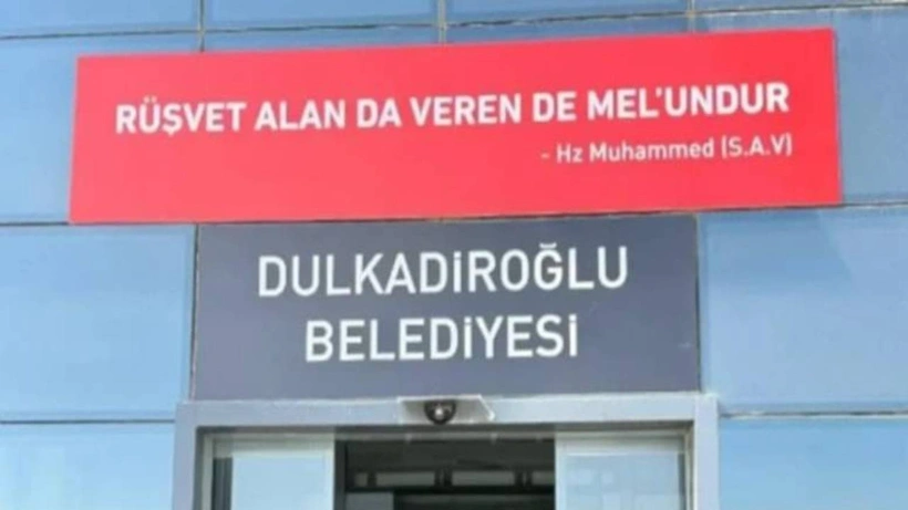 Kazandığı 65 belediyenin girişine “rüşvet” tabelası astı