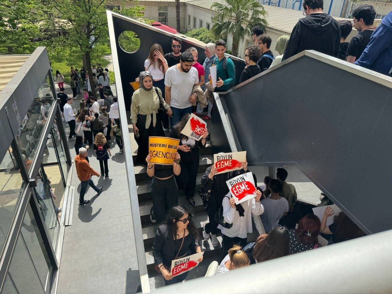 Üniversite öğrencilerinden fahiş okul zamlarına tepki