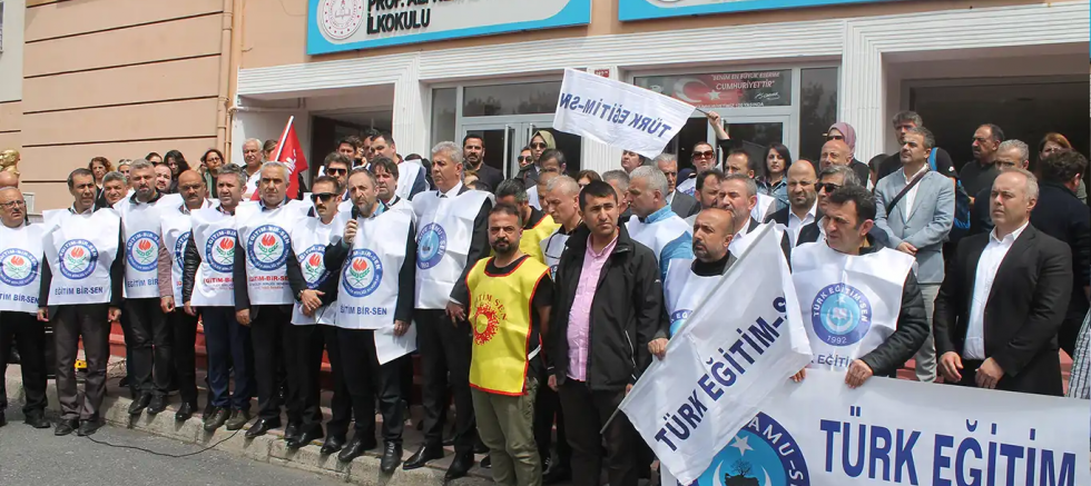 Eğitim sendikaları eğitimciye şiddeti protesto etti
