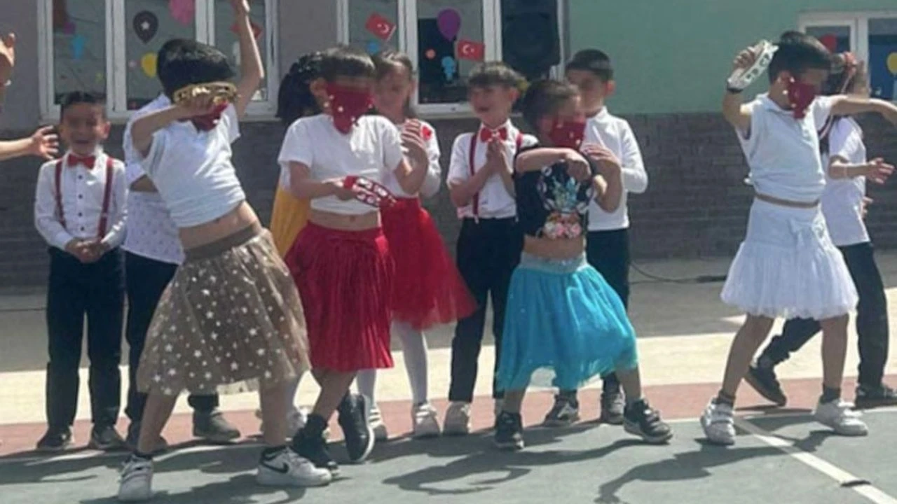 Erkek öğrencileri etek giydirip oynattılar!