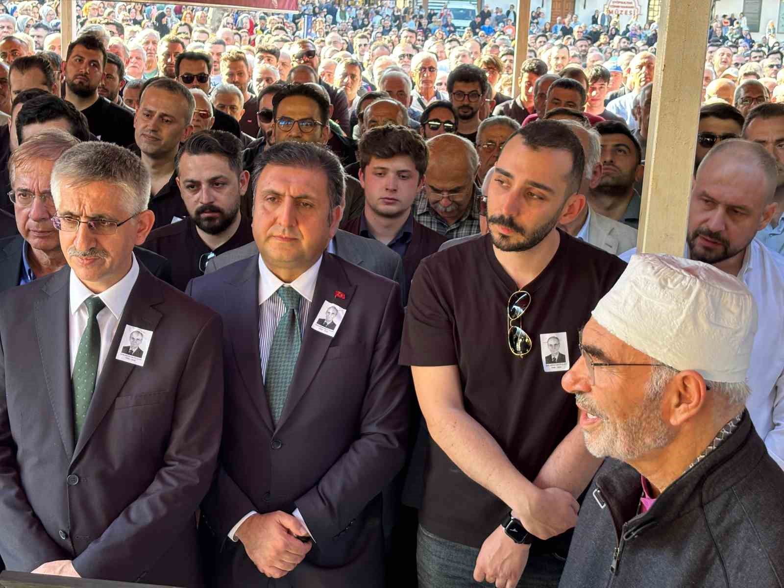 Öğrencisinin silahlı saldırısı sonucu hayatını kaybeden okul müdürü toprağa verildi