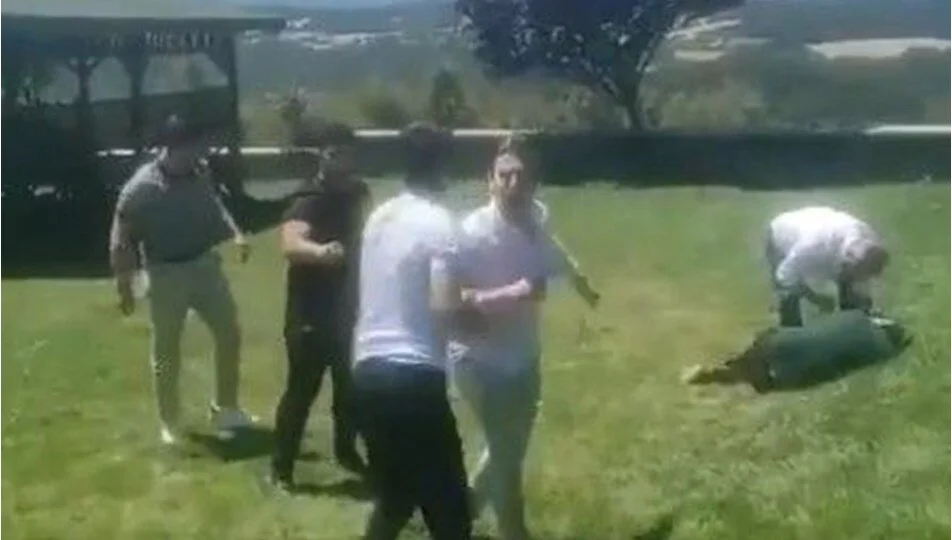 Kapatılan kolejin yöneticileri görüşmek için çağırdıkları öğretmenleri darbetti