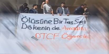 Öğrenciler FETÖ için 'Ölüsüne bir tas su dökenin de...' pankartı astı. Dekan pankartı indirtti