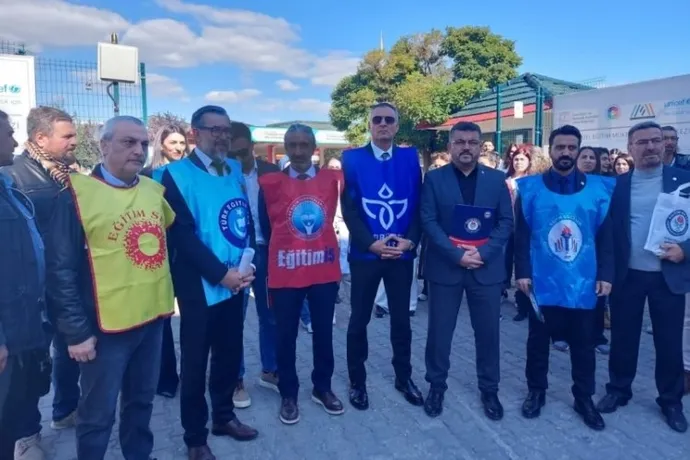 Sendikalar O Öğretmene Sahip Çıktı