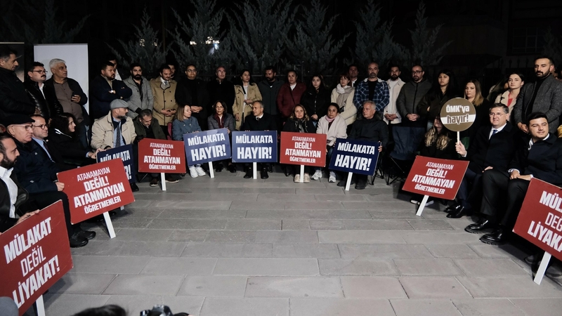 CHP'den Milli Eğitim Bakanlığı önünde oturma eylemi