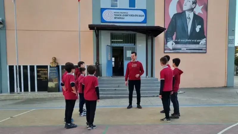 Okul müdürü, okul forması giyerek örnek oluyor