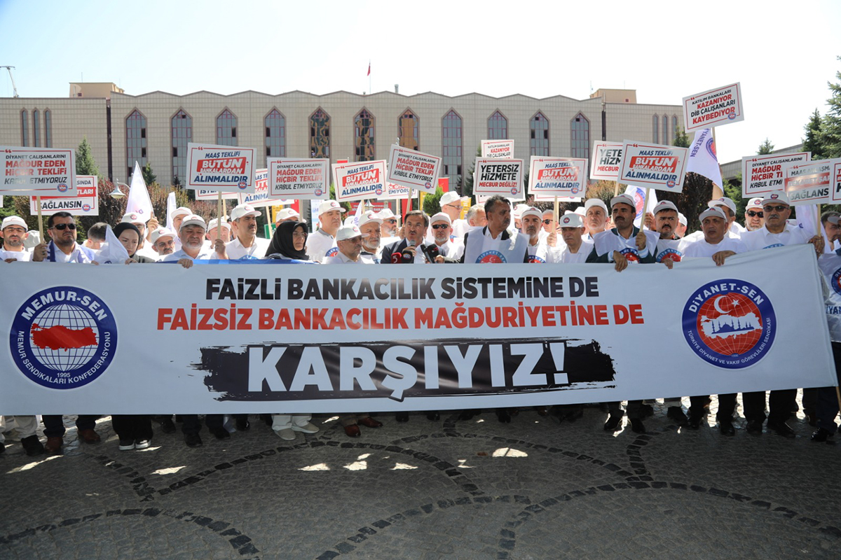 Diyanet-Sen Diyanet Önünde Protesto Düzenledi