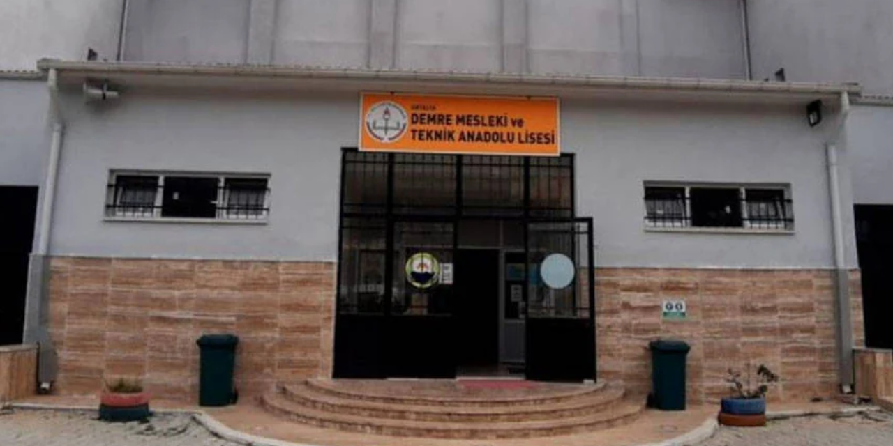 Meslek lisesinde hayali öğrenciler üzerinden milyonluk vurgun!