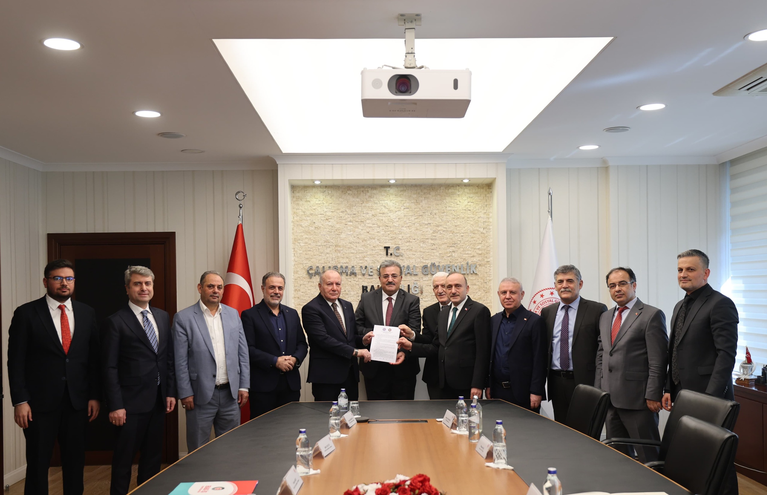 HAK-İŞ ve TÜRK-İŞ, Kamu Çerçeve Protokolü Ortak Teklifini Bakanlığa Sundu