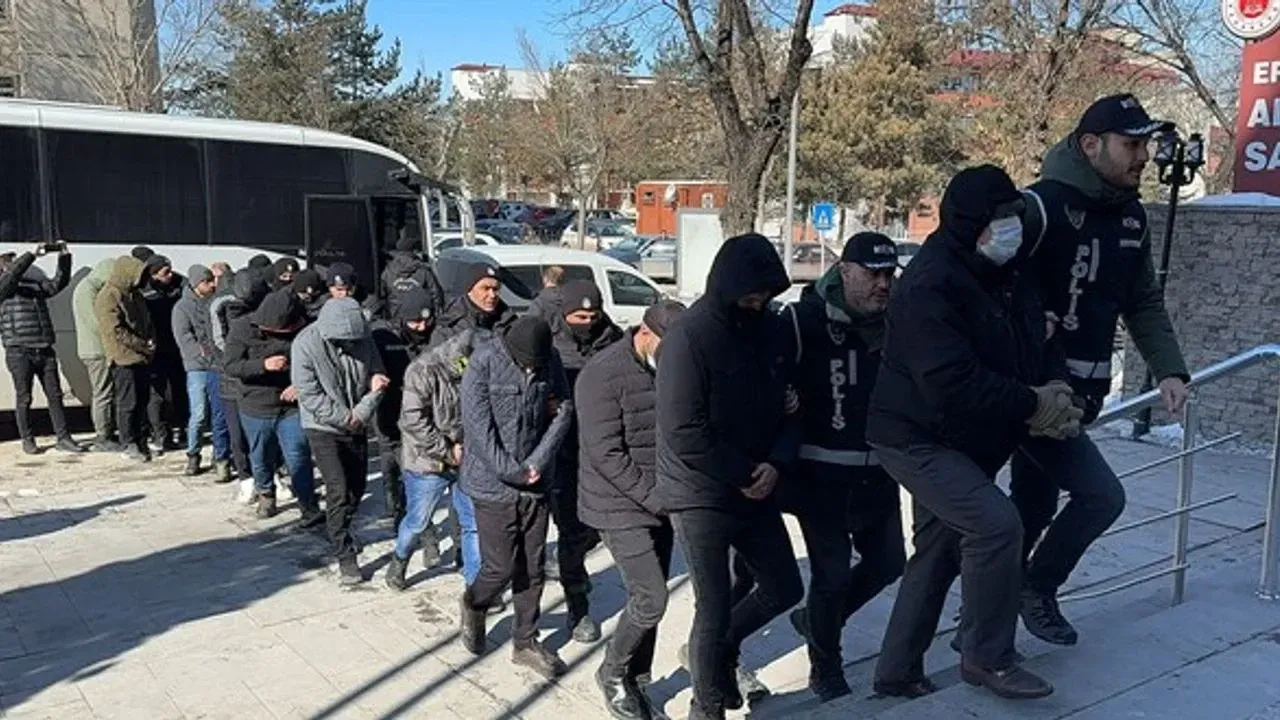 O Okul Müdürü ve 19 Suç Ortağı Tutuklandı