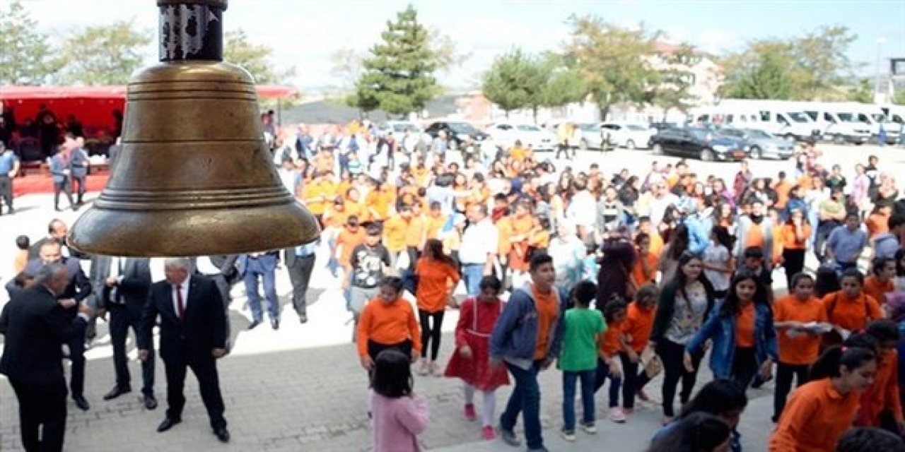 MEB'de flaş iddia: İki ara tatil kalkıyor, sömestr bir ay oluyor!