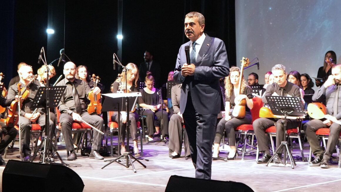 Öğretmenler Orkestra Çalışmasında Okullarda Dersler Boş Geçiyor!