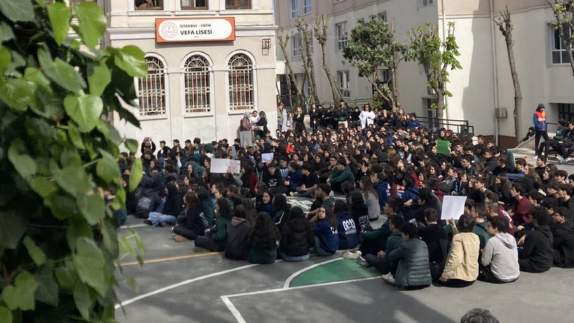 Liseliler Öğretmenleri İçin Dersleri Boykot Ediyorlar