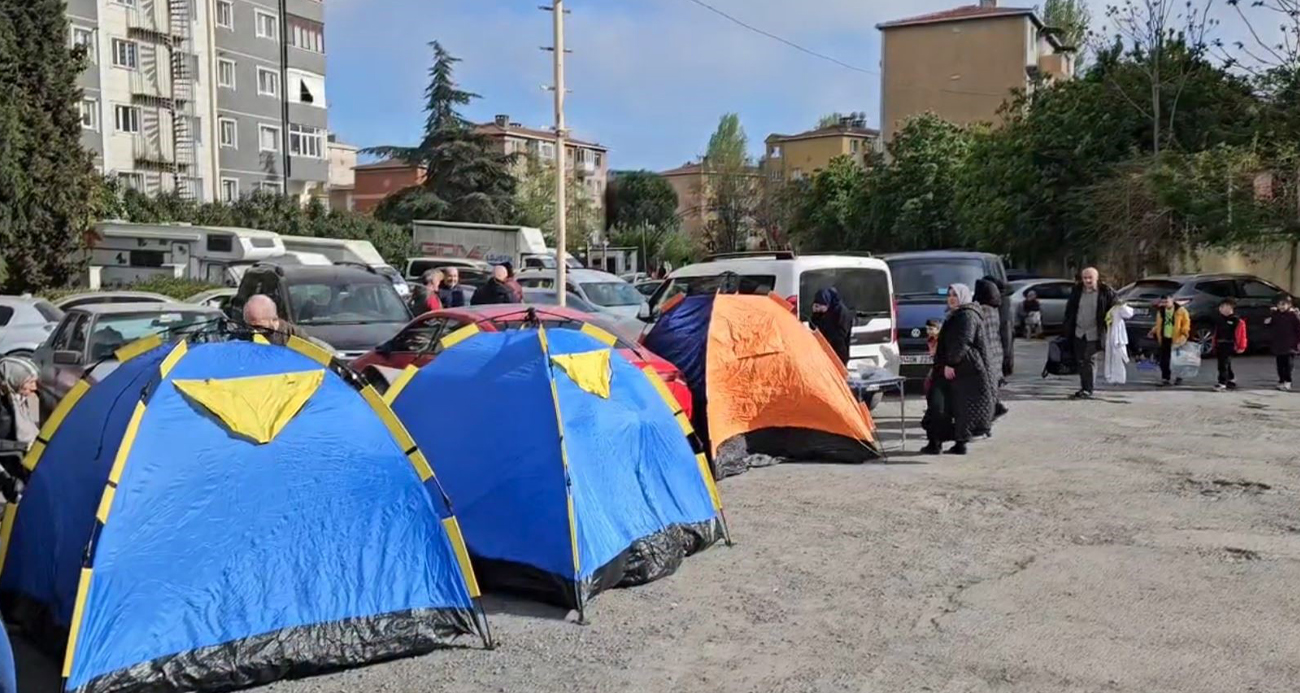 Depremin ardından vatandaşlar park ve bahçelere çadır kurdu