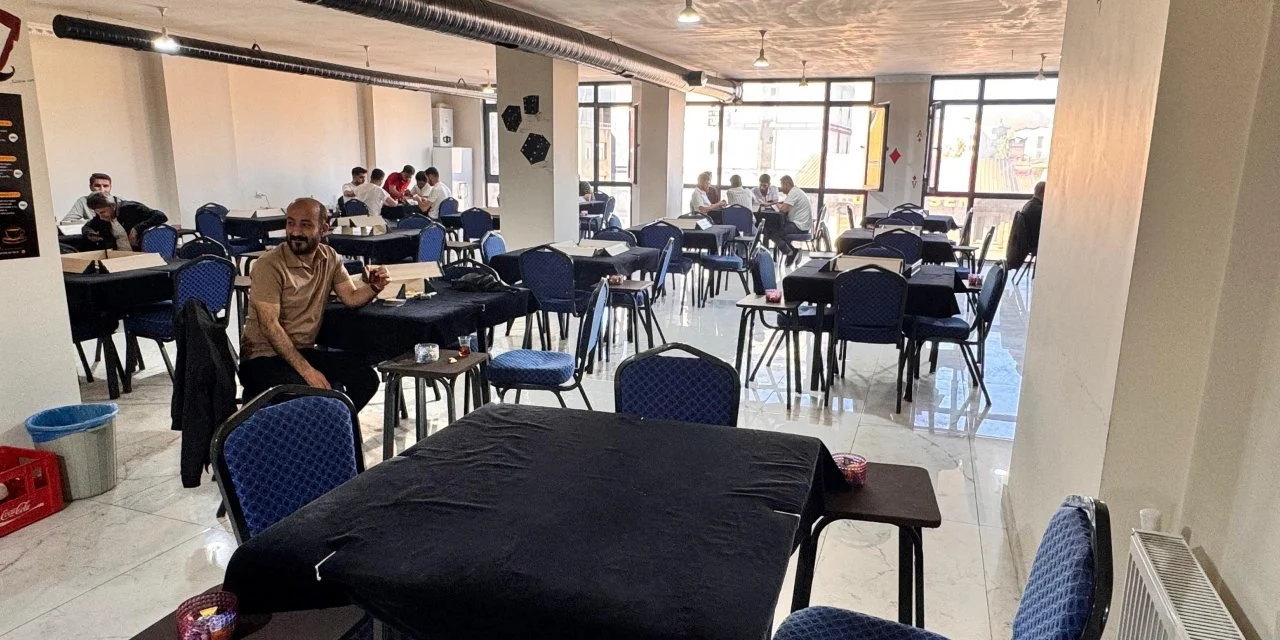 Atanamayan Öğretmenler Okey Salonu Açtı