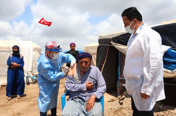 Tarım işçileri çadırlarda aşılanıyor