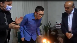 Aksaray Valisi Hamza AYDOĞDU Aksaray'da yaşayan Engelli Gence Doğum Günü Sürprizi yaparak birlikte türkü söylediler.