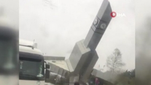 Çatalca'da saat kulesi devrildi