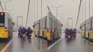 15 Temmuz Şehitler Köprüsü'nde motokuryelerin rüzgarla imtihanı