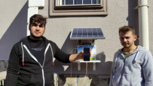 Öğretmen öğrencileri için güneş enerjisiyle çalışan şarj istasyonu yaptı