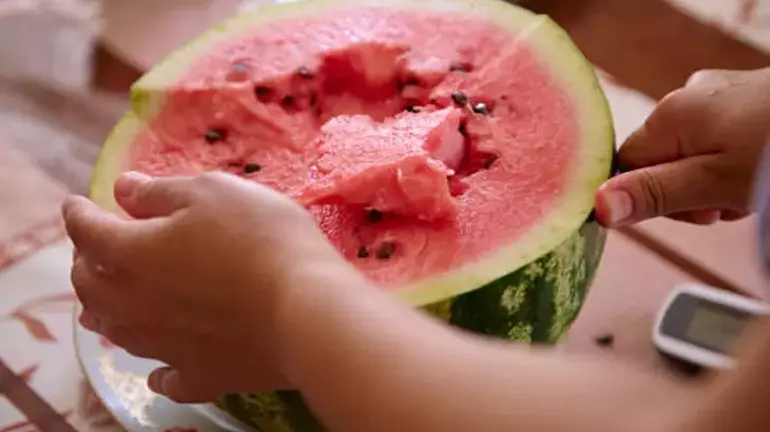 Milyonların Yıllardır Yaptığı Yanlış Ortaya Çıktı! Sadece Kabuğuna Bakarak En Tatlı Karpuzu Seçmenin Gizli Formülü!