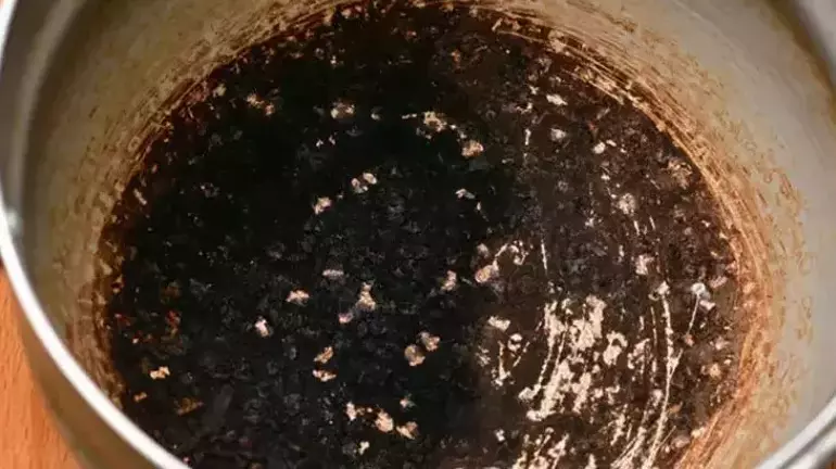 Ev Hanımlarının Korkulu Rüyasını Bitiren O Gizli Silah: Dibi Yanan Tencereler İçin Ovalamaya Son Veren Muhteşem Formül!