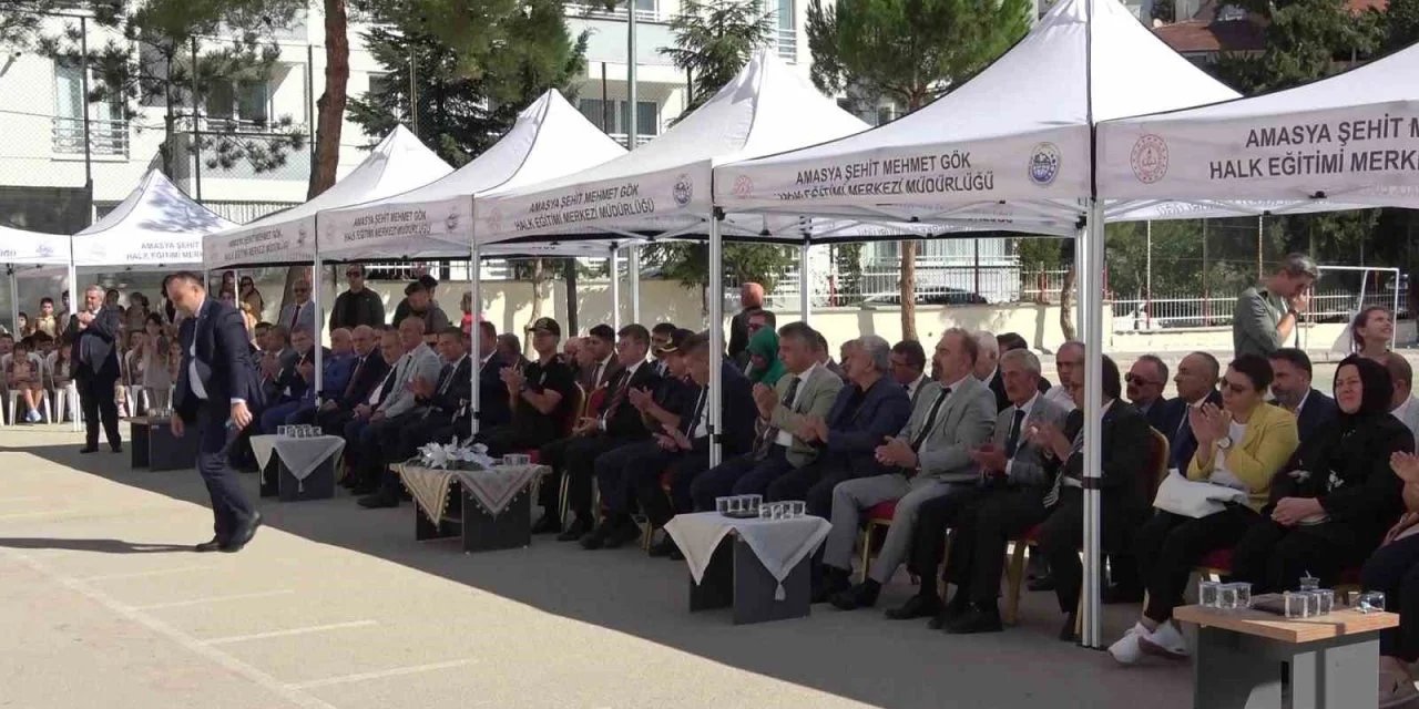 Okul Törenindeki Kriz Yetkililer Arasında Söz Düellosuna Dönüştü