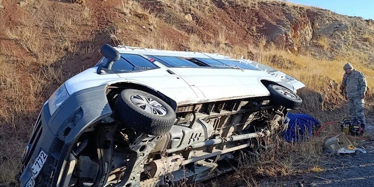 Öğretmenleri Taşıyan Münibüs Devrildi